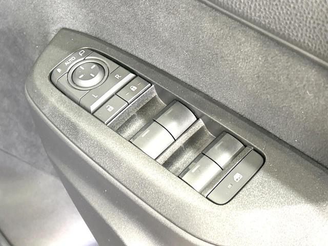 ヤリスクロス X 禁煙車 ナビ バックカメラ 衝突軽減装置 レーダクルーズ ETC ドラレコ Bluetooth再生 フルセグ オートライト オートマチックハイビーム 盗難防止装置 プライバシーガラス 電動格納ミラー(41枚目)