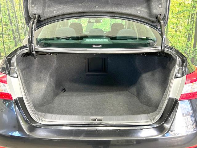 シルフィ Ｓ　ツーリング　禁煙車　ＳＤナビ　Ｂｌｕｅｔｏｏｔｈ　バックカメラ　ドラレコ　スマートキー　ＨＩＤヘッド　オートライト　デュアルエアコン　革巻きステアリング　ＣＤ　ＤＶＤ再生　フルセグ　横滑り防止装置　電動格納ミラー（10枚目）