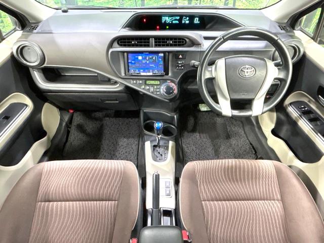 アクア Ｇ　禁煙車　ＳＤナビ　スマートキー　オートライト　オートエアコン　フルセグ　純正１５インチＡＷ　革巻きステアリング　プライバシーガラス　盗難防止装置　電動格納ミラー　ＤＶＤ／ＣＤ再生　横滑防止装置（2枚目）