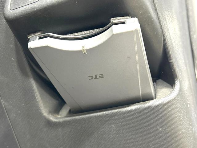 アクア Ｇ　禁煙車　ＳＤナビ　スマートキー　オートライト　オートエアコン　フルセグ　純正１５インチＡＷ　革巻きステアリング　プライバシーガラス　盗難防止装置　電動格納ミラー　ＤＶＤ／ＣＤ再生　横滑防止装置（4枚目）