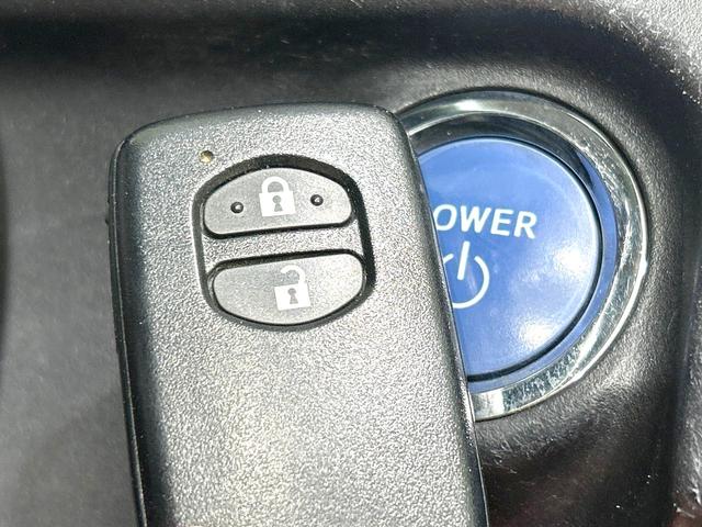 アクア Ｇ　禁煙車　ＳＤナビ　スマートキー　オートライト　オートエアコン　フルセグ　純正１５インチＡＷ　革巻きステアリング　プライバシーガラス　盗難防止装置　電動格納ミラー　ＤＶＤ／ＣＤ再生　横滑防止装置（5枚目）