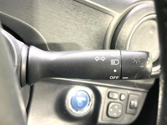 アクア Ｇ　禁煙車　ＳＤナビ　スマートキー　オートライト　オートエアコン　フルセグ　純正１５インチＡＷ　革巻きステアリング　プライバシーガラス　盗難防止装置　電動格納ミラー　ＤＶＤ／ＣＤ再生　横滑防止装置（6枚目）