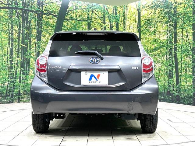 アクア Ｇ　禁煙車　ＳＤナビ　スマートキー　オートライト　オートエアコン　フルセグ　純正１５インチＡＷ　革巻きステアリング　プライバシーガラス　盗難防止装置　電動格納ミラー　ＤＶＤ／ＣＤ再生　横滑防止装置（15枚目）