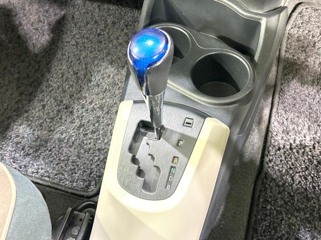 アクア Ｇ　禁煙車　ＳＤナビ　スマートキー　オートライト　オートエアコン　フルセグ　純正１５インチＡＷ　革巻きステアリング　プライバシーガラス　盗難防止装置　電動格納ミラー　ＤＶＤ／ＣＤ再生　横滑防止装置（27枚目）