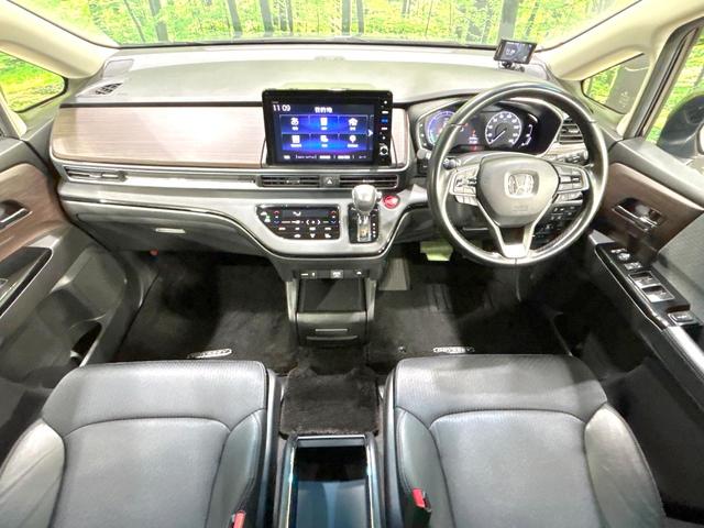 オデッセイハイブリッド ｅ：ＨＥＶアブソルート・ＥＸ　純正１０型ナビ　両側電動ドア　全周囲カメラ　１００Ｖ電源　ＨＤＭＩ　ホンダセンシング　禁煙車　電動リアゲート　ハーフレザー　ドラレコ　コーナーセンサー　シートヒーター　ＬＥＤヘッド　ＥＴＣ２．０（2枚目）