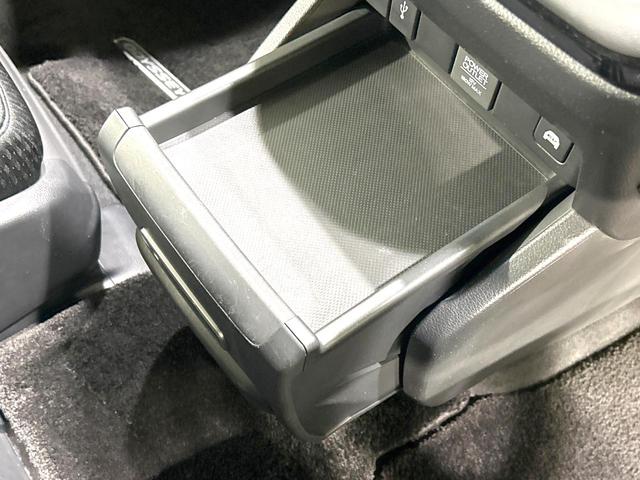 オデッセイハイブリッド ｅ：ＨＥＶアブソルート・ＥＸ　純正１０型ナビ　両側電動ドア　全周囲カメラ　１００Ｖ電源　ＨＤＭＩ　ホンダセンシング　禁煙車　電動リアゲート　ハーフレザー　ドラレコ　コーナーセンサー　シートヒーター　ＬＥＤヘッド　ＥＴＣ２．０（52枚目）