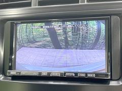 【バックカメラ】駐車時に後方がリアルタイム映像で確認できます。大型商業施設や立体駐車場での駐車時や、夜間のバック時に大活躍！運転スキルに関わらず、今や必須となった装備のひとつです！ 4