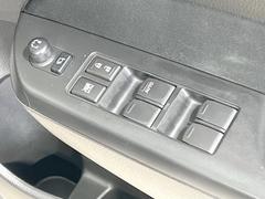 【電動格納ミラー】サイドミラーは電動格納式となっており、狭い駐車場でもキズがつくリスクを抑えられます。 7