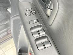 【電動格納ミラー】サイドミラーは電動格納式となっており、狭い駐車場でもキズがつくリスクを抑えられます。 7