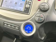 【オートエアコン】一度お好みの温度に設定すれば、車内の温度を検知し風量や温度を自動で調整。暑い…寒い…と何度もスイッチ操作をする必要はありません。快適な車内空間には必須の機能ですね♪ 5