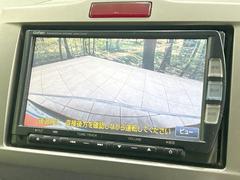 【バックカメラ】駐車時に後方がリアルタイム映像で確認できます。大型商業施設や立体駐車場での駐車時や、夜間のバック時に大活躍！運転スキルに関わらず、今や必須となった装備のひとつです！ 5