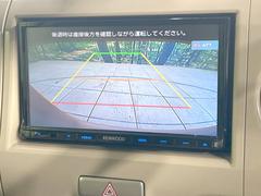 【バックカメラ】駐車時に後方がリアルタイム映像で確認できます。大型商業施設や立体駐車場での駐車時や、夜間のバック時に大活躍！運転スキルに関わらず、今や必須となった装備のひとつです！ 4