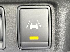 【車線逸脱警報】道路上の白（黄）線を認識し、意図せず走行中の車線からはみ出しそうになった時、メーター内の警告灯とブザーで注意喚起してくれる安心・安全機能です♪ 6