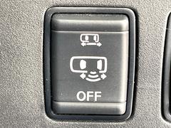 【ハンズフリー機能付き両側パワースライドドア】スライドドアの下に足先を入れてすぐ引くと、自動的にスライドドアが開閉します！荷物で両手がふさがった状態でも、ドアの開閉ができてとっても便利！ 7