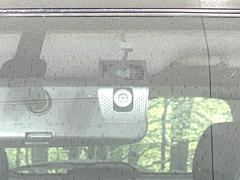 【ドライブレコーダー】安心・安全なカーライフに必須のドライブレコーダーを装備！走行中はもちろん、あおり運転や事故に遭遇した際の状況も映像で記録し、万一のリスクに備えます。 7