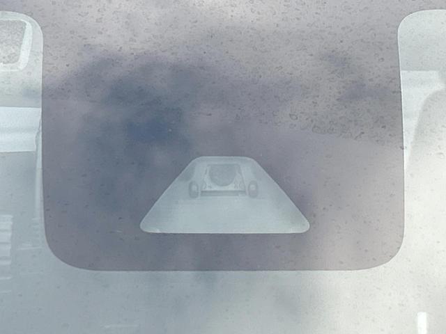 【スマートアシスト】走行中に前方の車両等を認識し、衝突しそうな時は警報とブレーキで衝突回避と被害軽減をアシスト。より安全にドライブをお楽しみいただけます。