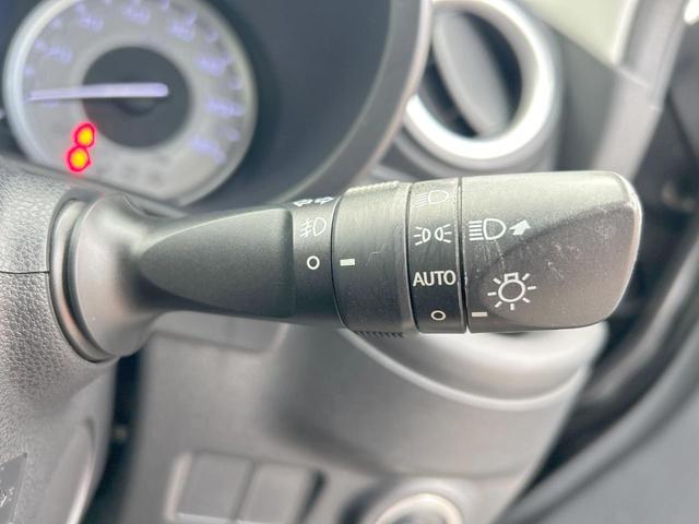 【オートライト】周りの明るさに応じて自動でヘッドライトの点灯・消灯ができる機能です!ライトの付け忘れ・消し忘れなどが無くなり、雨の日や夕方の走行も安心!トンネル通過時も便利ですね♪