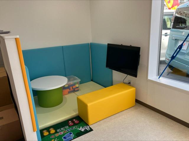 大きなキッズスペースも完備!小さなお子様連れでも、ゆっくりとお車探しをお楽しみいただけます。