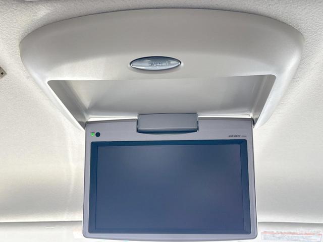 【フリップダウンモニター】大画面モニターで後席でもエンタメをお楽しみいただけます。小さなお子様にも大人気の装備です♪