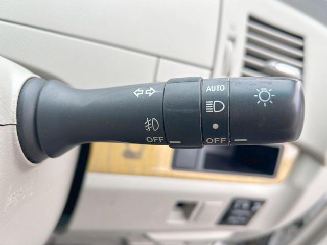 【オートライト】周りの明るさに応じて自動でヘッドライトの点灯・消灯ができる機能です！ライトの付け忘れ・消し忘れなどが無くなり、雨の日や夕方の走行も安心！トンネル通過時も便利ですね♪