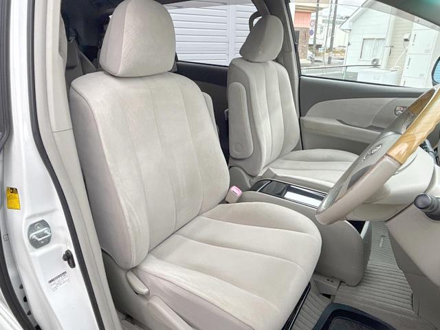 運転席まわりには十分なスペースがあり、大柄な方でもゆったり運転していただける環境です。