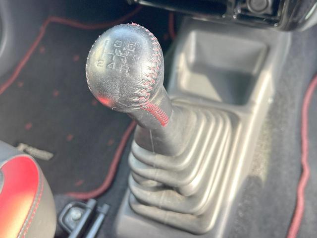 ジムニー クロスアドベンチャー　４ＷＤ　５速マニュアル　オープンカントリータイヤ　ヒーテッドドアミラー　シートヒーター　ＥＴＣ　オーディオ　ＬＥＤヘッドランプ　エアコン　フォグランプ　電動格納ミラー　純正革巻ステアリングホイール（4枚目）