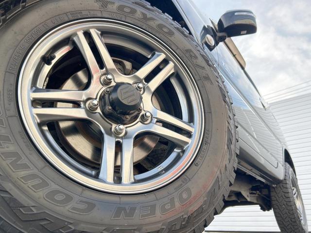 ジムニー クロスアドベンチャー　４ＷＤ　５速マニュアル　オープンカントリータイヤ　ヒーテッドドアミラー　シートヒーター　ＥＴＣ　オーディオ　ＬＥＤヘッドランプ　エアコン　フォグランプ　電動格納ミラー　純正革巻ステアリングホイール（13枚目）