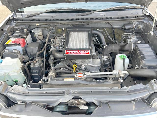 ジムニー クロスアドベンチャー　４ＷＤ　５速マニュアル　オープンカントリータイヤ　ヒーテッドドアミラー　シートヒーター　ＥＴＣ　オーディオ　ＬＥＤヘッドランプ　エアコン　フォグランプ　電動格納ミラー　純正革巻ステアリングホイール（18枚目）