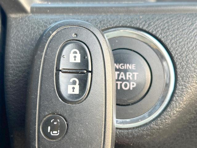 【キーレススタートシステム】カバンやポケットに入れたままでもドアの施錠・解錠が可能なスマートキーを装備。エンジンのオン・オフ時もカギを取り出す必要が無いからとっても便利です♪
