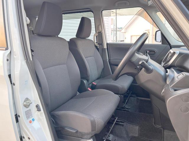運転席まわりには十分なスペースがあり、大柄な方でもゆったり運転していただける環境です。
