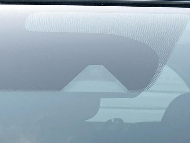 ノート Ｘ　エマージェンシーブレーキ　純正ナビ　バックカメラ　Ｂｌｕｅｔｏｏｔｈ　オートエアコン　ステアリングスイッチ　アイドリングストップ　スマートキー　オートライト　車線逸脱警報　禁煙車（3枚目）