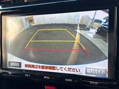 【バックカメラ】駐車時に後方がリアルタイム映像で確認できます。大型商業施設や立体駐車場での駐車時や、夜間のバック時に大活躍！運転スキルに関わらず、今や必須となった装備のひとつです！ 4