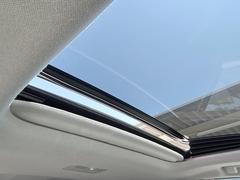 【サンルーフ】開放感たっぷりの希少装備、サンルーフが装着されています！車内に明かりを取り入れたり景色を楽しむ以外にも、車内の空気も簡単に換気できて快適です！ 3