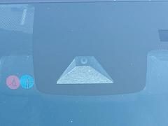【トヨタセーフティセンス】走行中に前方の車両等を認識し、衝突しそうな時は警報とブレーキで衝突回避と被害軽減をアシスト。より安全にドライブをお楽しみいただけます。 4