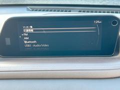 【マツダコネクト】車内の雰囲気にマッチした一体型タイプのディスプレイ。各種車輌設定やＢｌｕｅｔｏｏｔｈ再生等、様々な機能が楽しめます。専用ＳＤカードのご購入で、ナビ機能も使用出来ます。 4