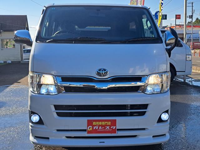 ハイエースバン ロングスーパーＧＬプライムセレ　４ＷＤディーゼルターボ　特別仕様車　寒冷地仕様　モデリスタスポイラー　社外１７インチアルミ　トヨタ純正ナビ・テレビ・バックカメラ　ウッドコンビステアリング　ＥＴＣ　キーレスエントリー　タイベル交換済み（2枚目）