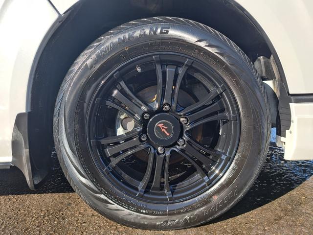 ハイエースバン ロングスーパーＧＬプライムセレ　４ＷＤディーゼルターボ　特別仕様車　寒冷地仕様　モデリスタスポイラー　社外１７インチアルミ　トヨタ純正ナビ・テレビ・バックカメラ　ウッドコンビステアリング　ＥＴＣ　キーレスエントリー　タイベル交換済み（11枚目）