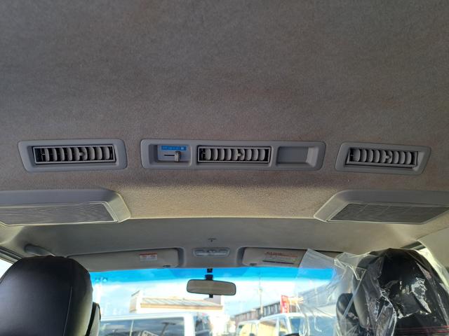 ハイエースバン ロングスーパーGL 4WDディーゼルターボ 寒冷地仕様車 カロッツェリア製ナビ・テレビ・バックカメラ 前後AC100V電源 Wオートエアコン ETC パワーヒート・排ガス浄化スイッチ イージークローザードア キーレス(13枚目)