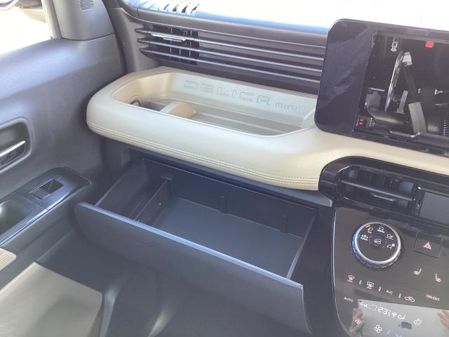 デリカミニ Ｔ　プレミアム　マイパイロット　マルチアラウンドモニター　　両側電動スライドドア　オートエアコン　リアサーキュレーター　電動パーキング　シートバックテーブル　撥水シート　１５インチアルミ（11枚目）