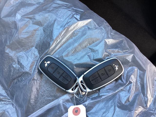 デリカミニ Ｔ　プレミアム　マイパイロット　マルチアラウンドモニター　　両側電動スライドドア　オートエアコン　リアサーキュレーター　電動パーキング　シートバックテーブル　撥水シート　１５インチアルミ（29枚目）