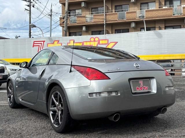 フェアレディＺ バージョンＳ　１オーナー　６速ＭＴ　ｂｒｅｍｂｏキャリパ　３連サブメーター　オートエアコン　純正ＣＤオーディオ　キーレスエントリー　パワステ　Ｗエアバック　ＡＢＳ　電動格納ミラー　社外１８インチＡＷ　純正ＡＷ（7枚目）