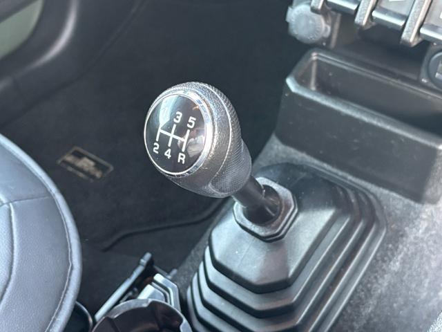 ジムニーシエラ ＪＣ　１オーナー　４ＷＤ　５ＭＴ　シートヒーター　ＬＥＤライト　オートライト　ヘッドライトウォッシャー　フォグランプ　衝突軽減Ｂ　レーンキープ　Ｂｌｕｅｔｏｏｔｈ　ＵＳＢ端子　ＥＴＣ　ＡＴタイヤ（16枚目）