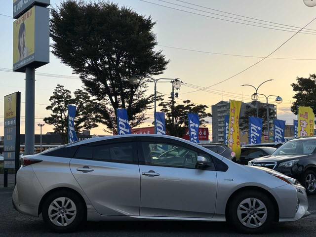 プリウス Ｓ　フルセグナビ　ＬＥＤヘッドライト　ＤＡＹライト　バックカメラ　オートクルーズ　衝突軽減ブレーキ　レーンキープ　オートマチックハイビーム　Ｂｌｕｅｔｏｏｔｈ　前後ドラレコ　ＥＴＣ　純正１５インチＡＷ（4枚目）