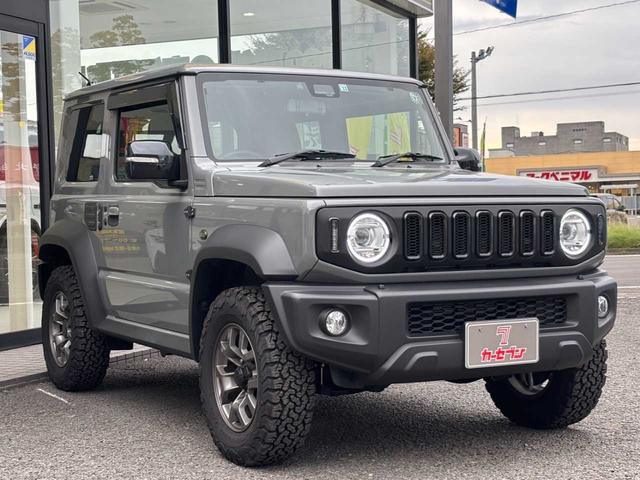ジムニーシエラ ＪＣ　４ＷＤ　ＡＬＰＩＮＥナビ　シートヒーター　ＬＥＤヘッドライト　オートライト　ヘッドライトウォッシャー　クリアランスソナー　衝突軽減ブレーキ　レーンキープ　前後ドラレコ　ＥＴＣ　ＡＴタイヤ（3枚目）