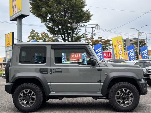 ジムニーシエラ ＪＣ　４ＷＤ　ＡＬＰＩＮＥナビ　シートヒーター　ＬＥＤヘッドライト　オートライト　ヘッドライトウォッシャー　クリアランスソナー　衝突軽減ブレーキ　レーンキープ　前後ドラレコ　ＥＴＣ　ＡＴタイヤ（4枚目）