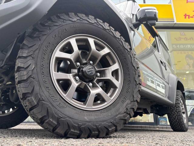 ジムニーシエラ ＪＣ　４ＷＤ　ＡＬＰＩＮＥナビ　シートヒーター　ＬＥＤヘッドライト　オートライト　ヘッドライトウォッシャー　クリアランスソナー　衝突軽減ブレーキ　レーンキープ　前後ドラレコ　ＥＴＣ　ＡＴタイヤ（10枚目）