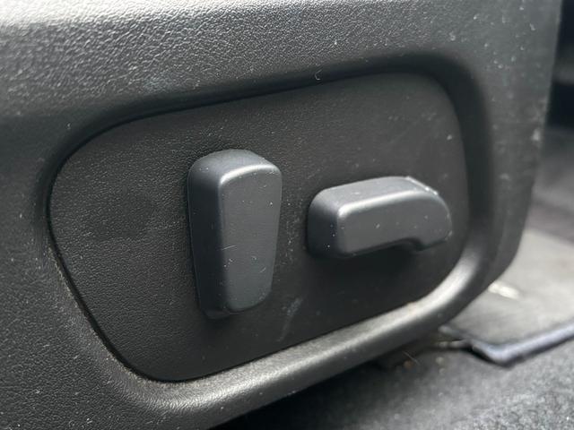 レヴォーグ ２．０ＧＴアイサイト　１オーナー　４ＷＤ　パドルシフト　フルセグナビ　バックカメラ　ＡＣＣ　ＬＥＤライト　Ｆフォグランプ　オートライト　レーンキープ　衝突軽減Ｂ　Ｂｌｕｅｔｏｏｔｈ　ＣＤ　ＥＴＣ　純正１８インチＡＷ（28枚目）