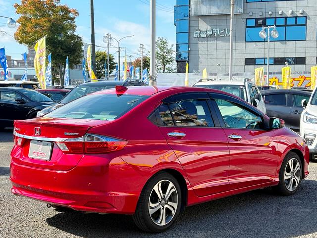 １００台の大型展示場！展示場にないお車も全国よりお探しいたします！