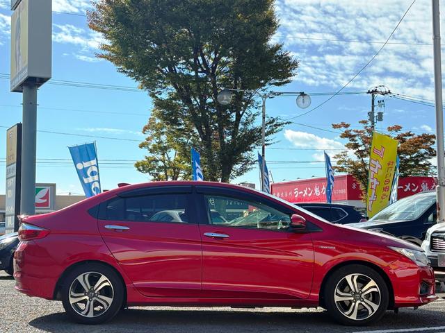 １００台の大型展示場！展示場にないお車も全国よりお探しいたします！