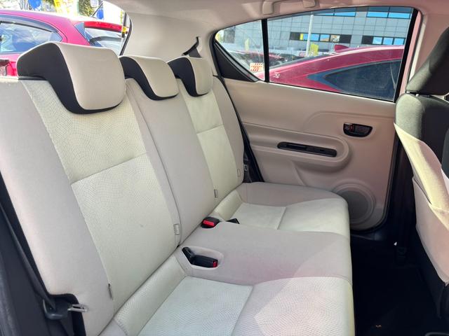 アクア Ｓ　フルセグナビ　バックカメラ　オートライト　オートエアコン　ドアバイザー　スマートキー　パワステ　ＣＤ　ＤＶＤ　Ｂｌｕｅｔｏｏｔｈ　ドライブレコーダー　ＥＴＣ　１５インチホイール（11枚目）